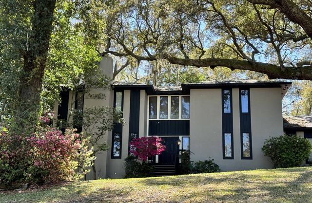 One of a Kind Large MCM Home! Huge 400+yr Oaks 20 min to Pensacola Beach