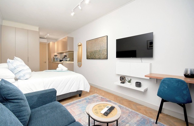 One Rosebank Luxe Studio in Johannesburg with WiFi, AC