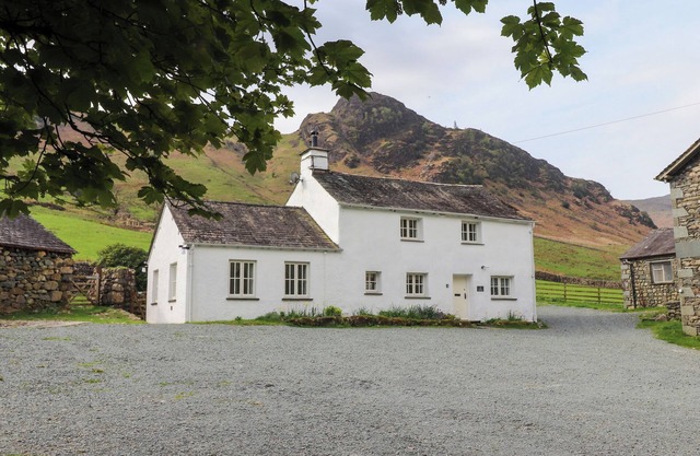 ONE SIDE HOUSE FARM, family friendly, with open fire in Langdale