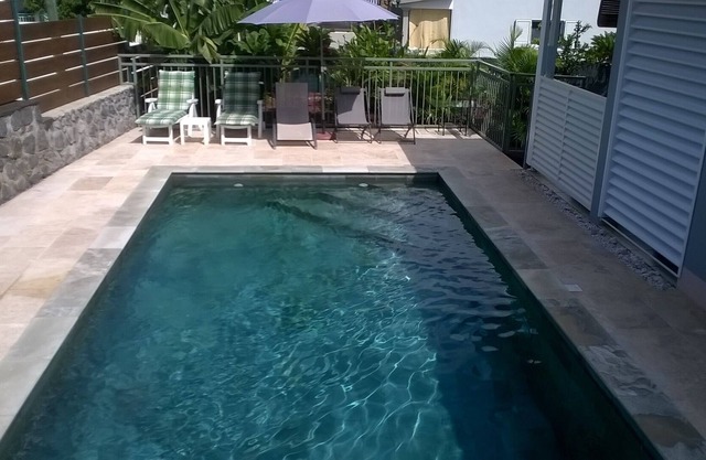 ONE-STOREY AIR CONDITIONED VILLA - HEATED (29 °) AND SECURE POOL.