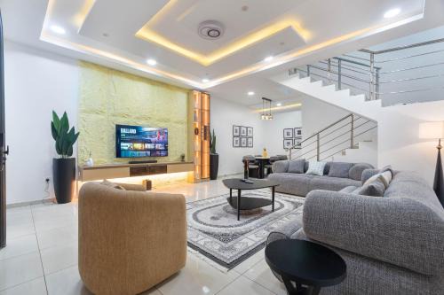 Oniru VI 4BR 4BA - Spacious, Fast Wifi, Pool, Free Parking