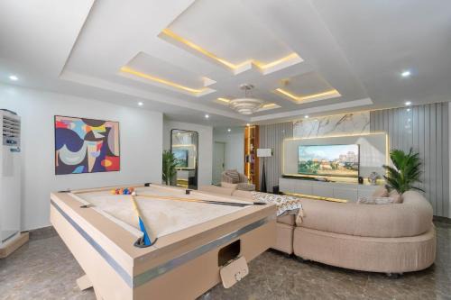 Oniru VI BR 3BA - Spacious, Fast Wifi, Pool, Free Parking