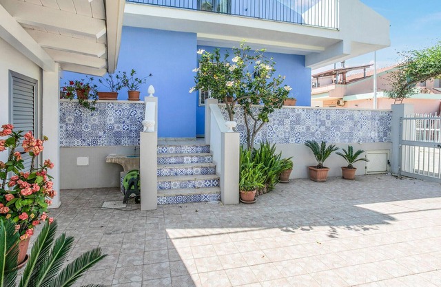 Only about 180 m from the beach and the sea, this semi-detached house awaits you in Marina di Ragusa