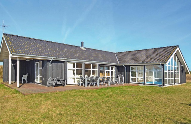 Only five minutes walk from the beach, on a very large natural plot, lies this vacation home, which