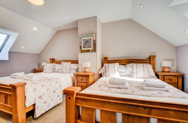 Onnen Fawr Barn - Four Bedroom House, Sleeps 11