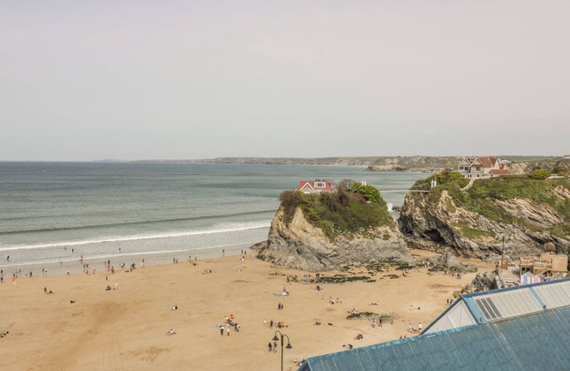 ONSHORE 7, pet friendly, luxury holiday cottage in Newquay