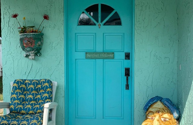 Ooo Laa Laaah. Fenced yard. Pets ok.