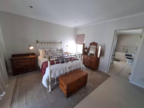 OosiesRus - Charming Langebaan Villa with Garden View