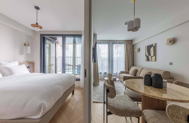 Opera -3 Bedroom/2 living rooms connecting apt.