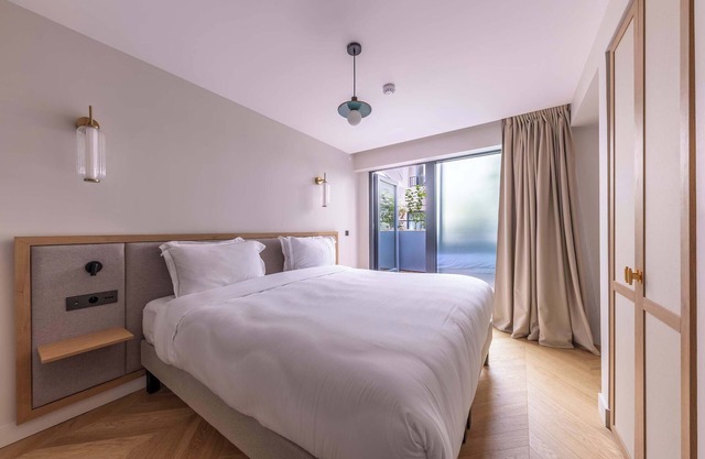 Opera -3 Bedroom/2 living rooms connecting apt.