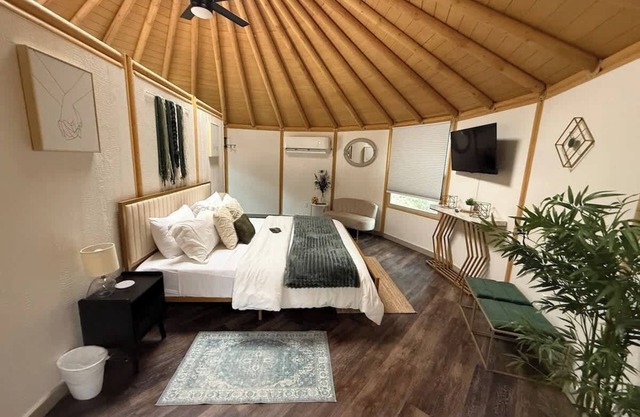 Ophelia: Luxury Yurt-Cabin | Canyon Lake | Hot Tub