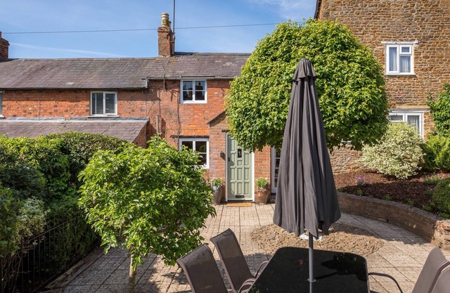ORCHARD COTTAGE, pet friendly, with a garden in Hook Norton