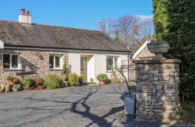 ORCHARD ESCAPE (TWO ACRES), family friendly, with open fire in Levens