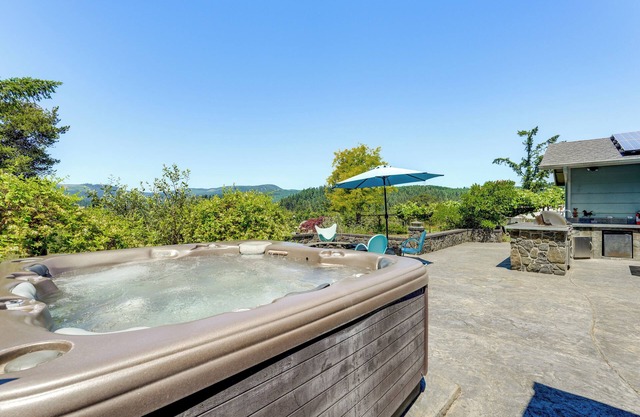 Oregon Farmhouse Hideaway on 53 Acres