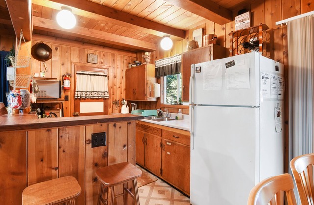 Original Chambers Landing Cabin | 7 minute walk to beach, 1 mile from Homewood R