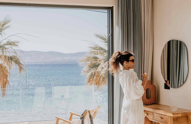 Ostrako Beachside Suites