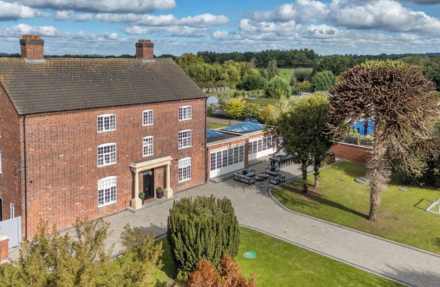 OTHERTON HALL, pet friendly, character holiday cottage in Penkridge