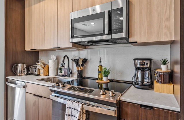 OTR/CBD + Top Floor + 1 King Bed With Pool, Gym, Rooftop & Exclusive Club Room