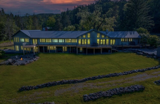 Otter Lodge - Private Pond!