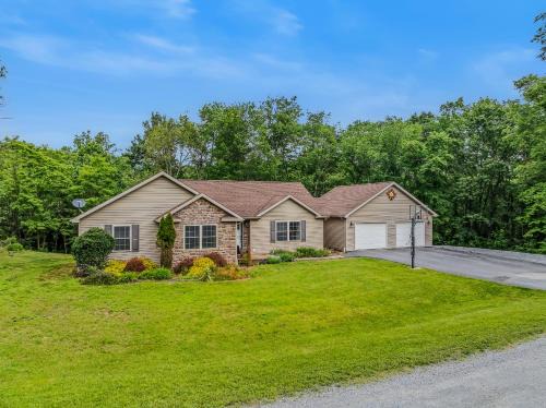 Otter Manor - Wifi - Fire Pit - Gameroom- Grill - Private Trail