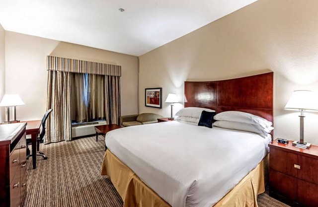 Outdoor Adventure! Comfy Unit Near Attractions, Pool, Breakfast, Free Wifi