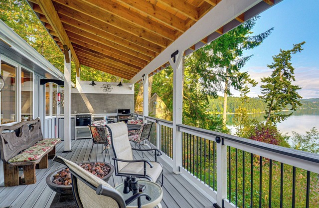 Outdoor Kitchen & Canal Views: Cabin in Quilcene!