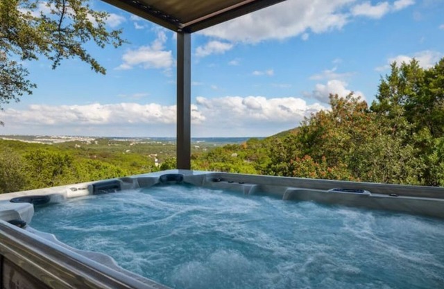 Outdoor Living at Its Finest - Group Spa, Fire Gathering, Star Dining