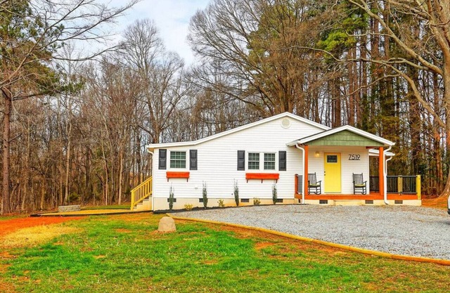 Outdoorsy Escape~3BR/2BA House~Huntersville with Firepit and Huge Backyard!