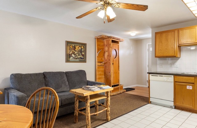 Outpost: Town Square Lodge 6 - Close to Town
