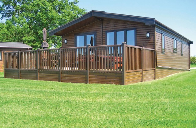 Outstanding, stylish lodge with one master double with ensuite shower and one twin.