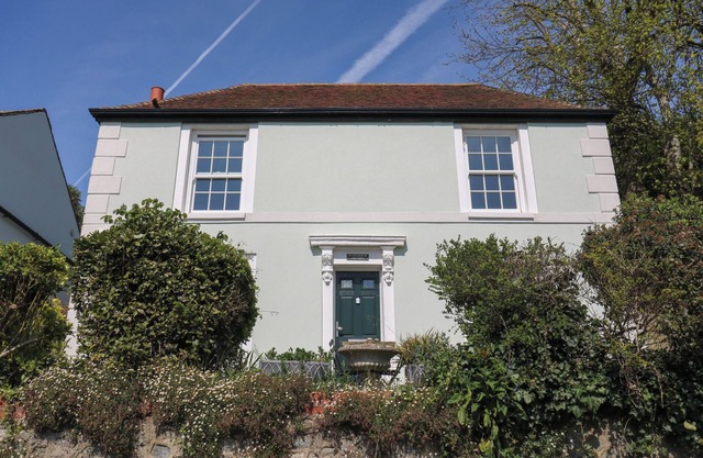 OVERCHURCH, pet friendly, character holiday cottage in Hythe