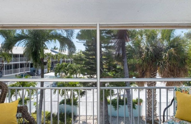 Overlooking Pool Free Golf Cart Free Kayaks Pickleball