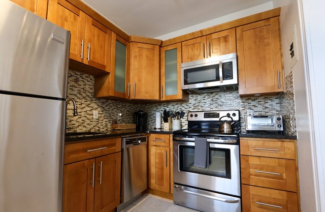 Oversized 1Bed w/Outdoor Pool & Elevator