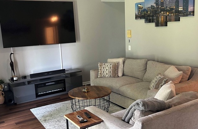 Oversized 2BR with 86" TV & Fully Stocked Kitchen & Pantry! Pet friendly!