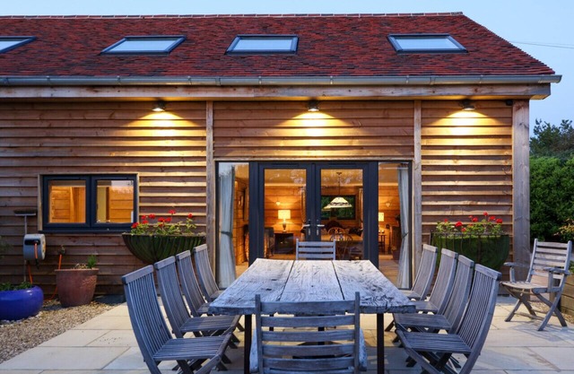 Owl Barn, Sleeps 10 guests, pet friendly