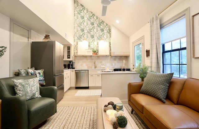 Oxford House + 2.6 miles to Ole Miss + King Beds