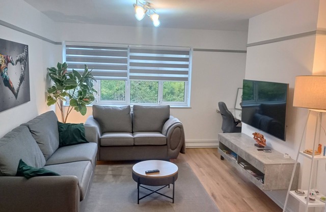 Oxfords 5* Luxury 2 bedroom apartment 4 +Pax and permit parking