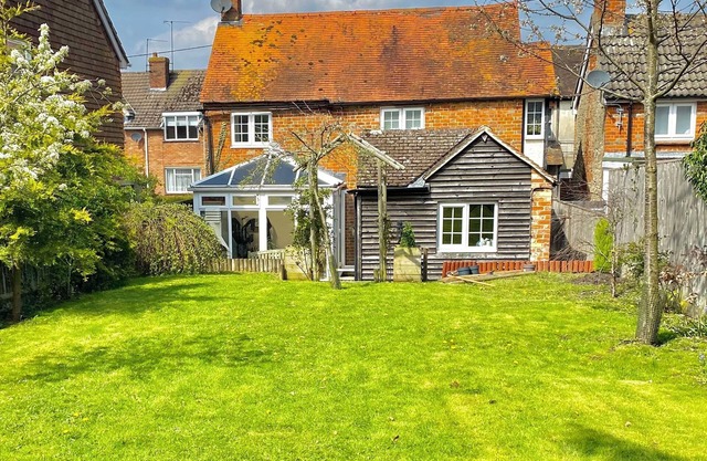 Oxfordshire Village Cottage With Private Garden