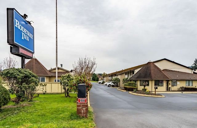 OYO Woodland Hotel and Suites