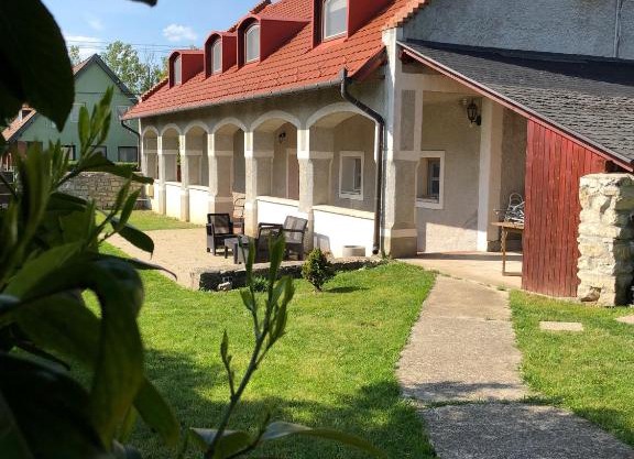Pécsely House Apartman