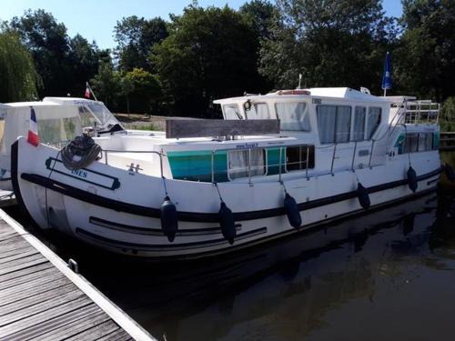 Péniche vintage à quai pour 7 pers avec espace extérieur privé à Chenillé-Changé - API-1-46-22