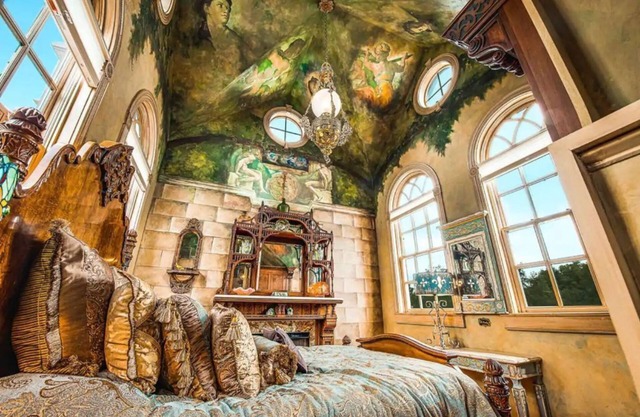 P.T. Barnum Suite | Romantic Moonstone Manor B&B