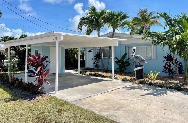 P38 - Charming 1 bedroom, waterfront duplex with private hot tub. Cabana Club.