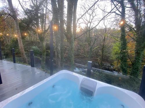 P59 - Riverstone with hot tub