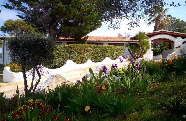 Panoramic villa with garden in Isola Rossa