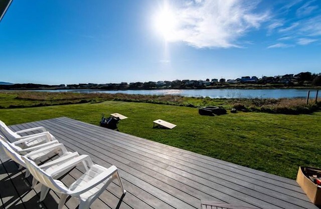 Pacific City Bungalow right on Nestucca River