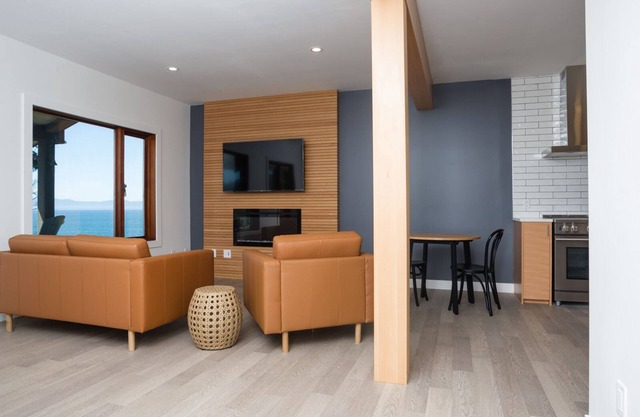 Pacific Oceanfront 2 king beds/2 bath,nfirepit, stairs to ocean deck, rainforest