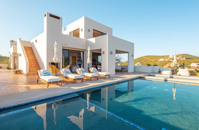 Pacific Paradise Luxury Home from Sunrise to Sunset, the View Never Ends!