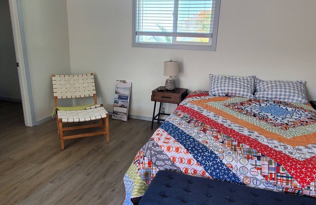 Paddles Too: Cozy Cottage in a quiet neighborhood.