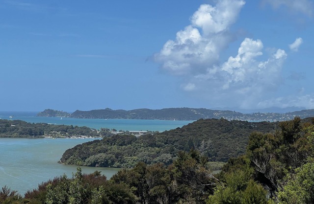 Paihia Sea views, 3 minutes drive to Paihia, 3 bed home